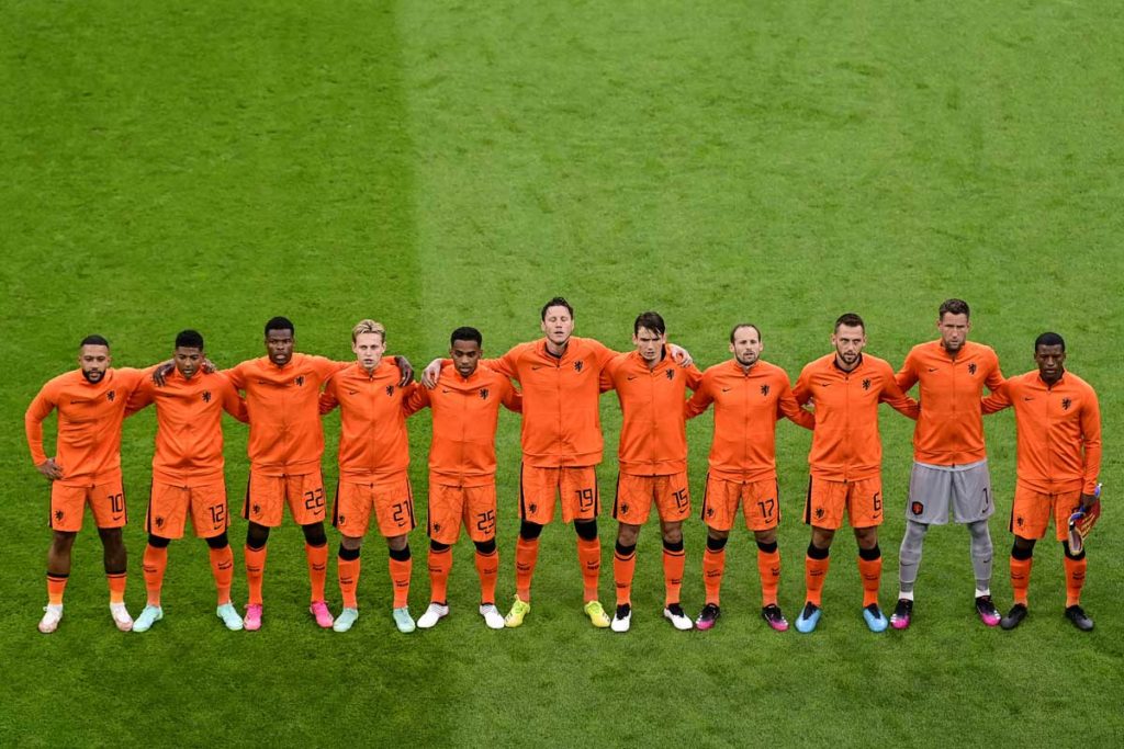 Die niederländischen Spieler versammeln sich vor dem Fußballspiel der UEFA EURO 2020 Gruppe C zwischen den Niederlanden und der Ukraine in der Johan Cruyff Arena in Amsterdam am 13. Juni 2021 auf dem Spielfeld. Olaf Kraak / POOL / AFP