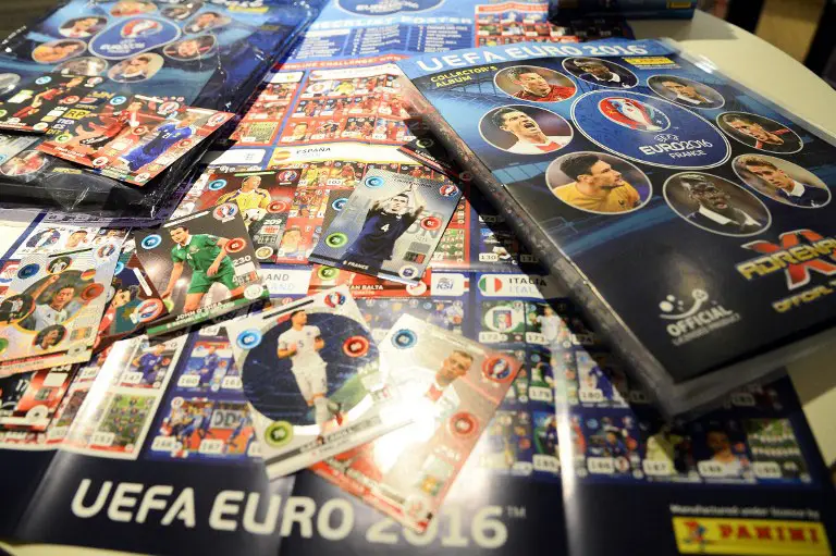 Wann kommt das neue Panini Heft zur EM 2020? Am 15.März 2016 wurden von Panini die Sammelkarten zur „UEFA EURO 2016“ in Paris präsentiert. / AFP / BERTRAND GUAY