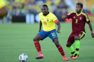 Ecuadors Walter Ayovi und Venezuelas Luis Gonzalez kämpfen während des Qualifikationsspiels zur FIFA Fussball-Weltmeisterschaft 2018 in Quito am 15. November 2016 um den Ball. / AFP PHOTO / JUAN CEVALLOS