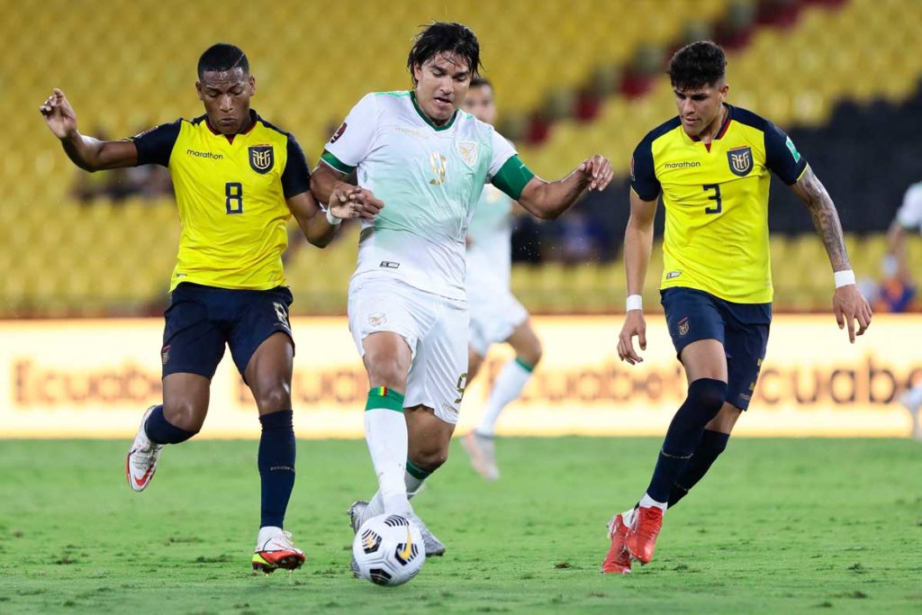 (v.l.n.r.) Carlos Gruezo (Ecuador), Marcelo Martins (Bolivien) und Piero Hincapie (Ecuador) kämpfen während des südamerikanischen Qualifikationsspiels für die FIFA Fussball-Weltmeisterschaft Katar 2022 im Monumentalstadion in Guayaquil, Ecuador, am 7. Oktober 2021 um den Ball. (Foto: FRANKLIN JACOME / POOL / AFP)