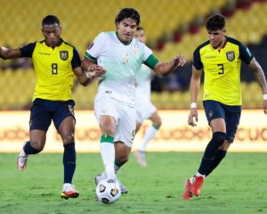 (v.l.n.r.) Carlos Gruezo (Ecuador), Marcelo Martins (Bolivien) und Piero Hincapie (Ecuador) kämpfen während des südamerikanischen Qualifikationsspiels für die FIFA Fussball-Weltmeisterschaft Katar 2022 im Monumentalstadion in Guayaquil, Ecuador, am 7. Oktober 2021 um den Ball. (Foto: FRANKLIN JACOME / POOL / AFP)