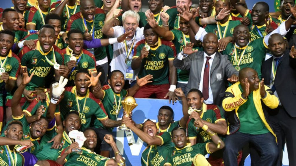 Kamerun und der belgische Trainer Hugo Broos (Mitte) feiern nach dem 2:1 Sieg gegen Ägypten den Gewinn des Afrikacups 2017 am 05.Februar 2017/ AFP PHOTO / ISSOUF SANOGO