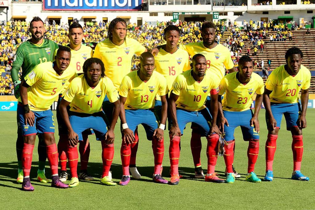 Die ecuadorianische Fußballmannschaft vor dem Beginn des Qualifikationsspiels für die FIFA Fussball-Weltmeisterschaft 2018 gegen Venezuela in Quito am 15. November 2016. / AFP PHOTO / JUAN CEVALLOS