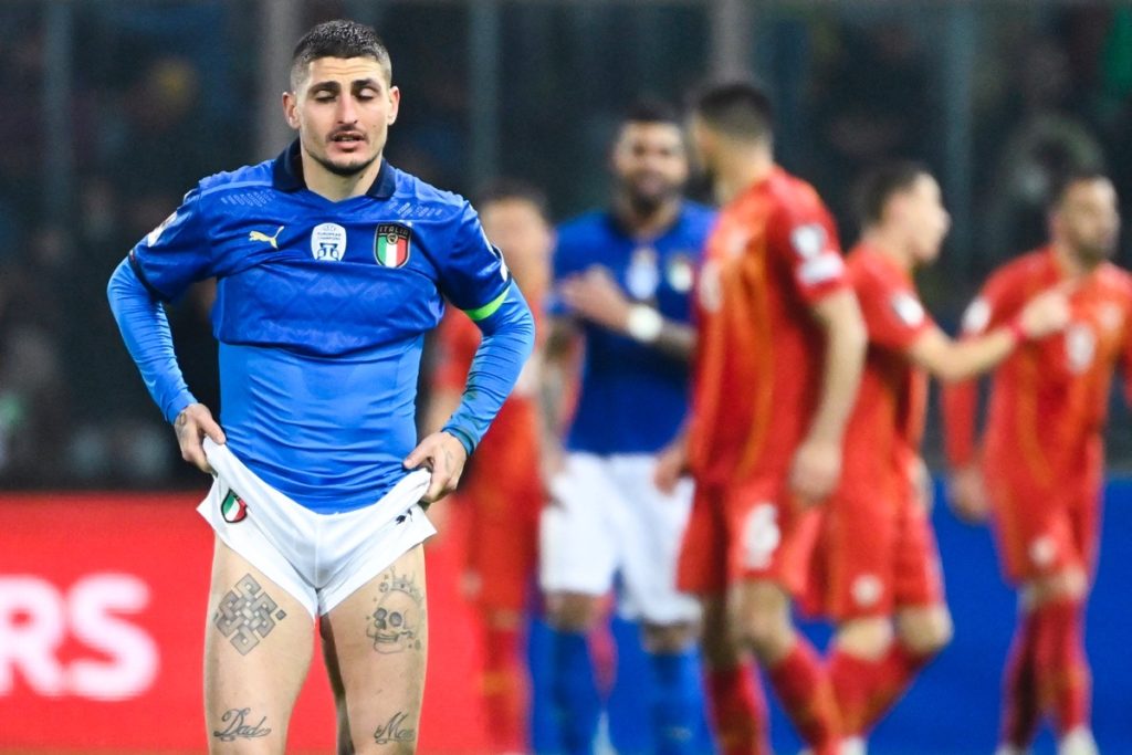 Italiens Mittelfeldspieler Marco Verratti enttäuscht nach dem Ende des WM-Qualifikationsspiels 2022 zwischen Italien und Nordmazedonien am 24. März 2022 im Renzo-Barbera-Stadion in Palermo. (Foto: Alberto PIZZOLI / AFP)