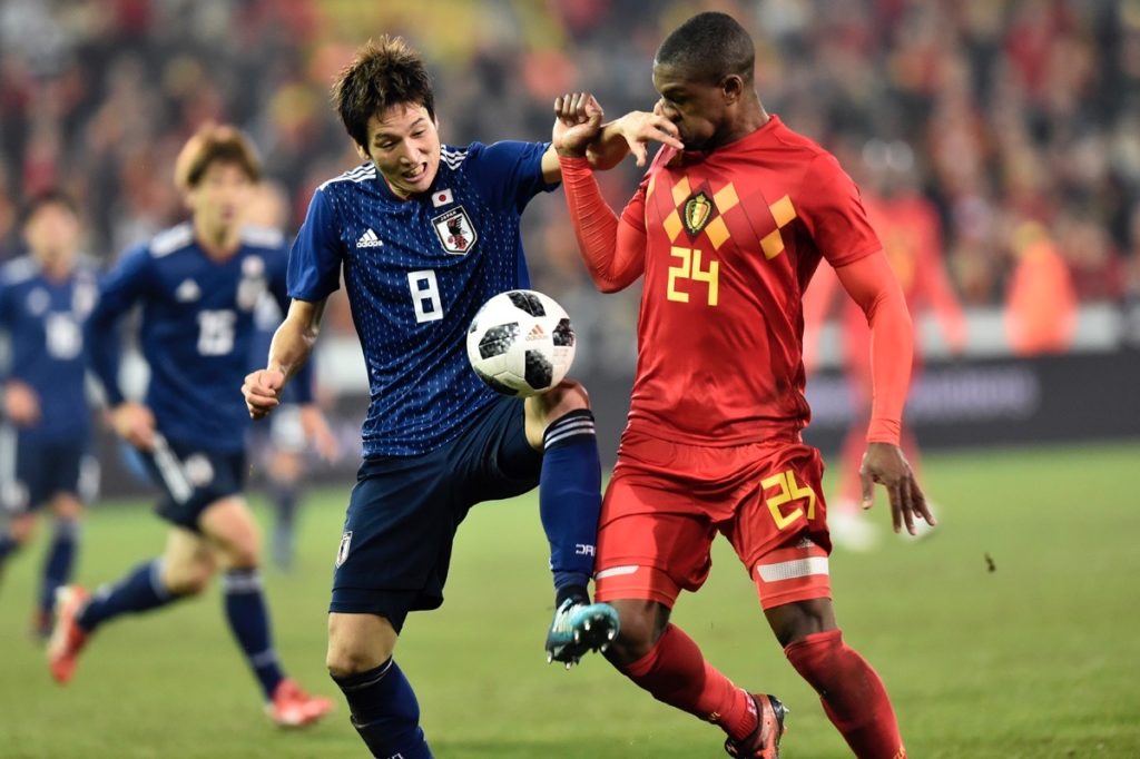 Japans Stürmer Genki Haraguchi (L) kämpft mit Belgiens Christian Kabasele (R) während des Freundschaftsspiels Belgien gegen Japan am 14. November 2017 in Brügge. / AFP PHOTO / JOHN THYS