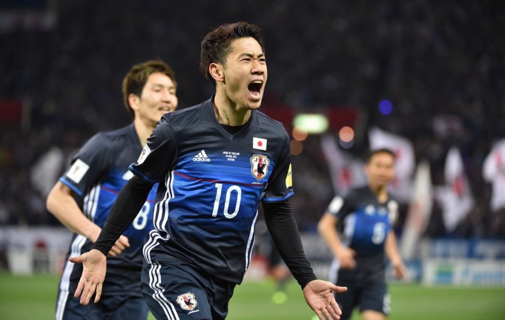 Japans Stürmer Shinji Kagawa (C, #10) feiert sein Tor während des Fußballspiels der Gruppe B der WM 2018-Qualifikation zwischen Japan und Thailand in Saitama am 28. März 2017. / AFP PHOTO / KAZUHIRO NOGI