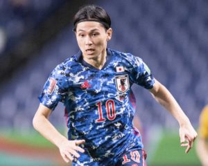 Japans Mittelfeldspieler Takumi Minamino läuft mit dem Ball während des Fußballspiels der Gruppe B der Qualifikation zur Weltmeisterschaft 2022 in Katar zwischen Japan und Australien im Saitama-Stadion in Saitama am 12. Oktober 2021. (Foto von Charly TRIBALLEAU / AFP)