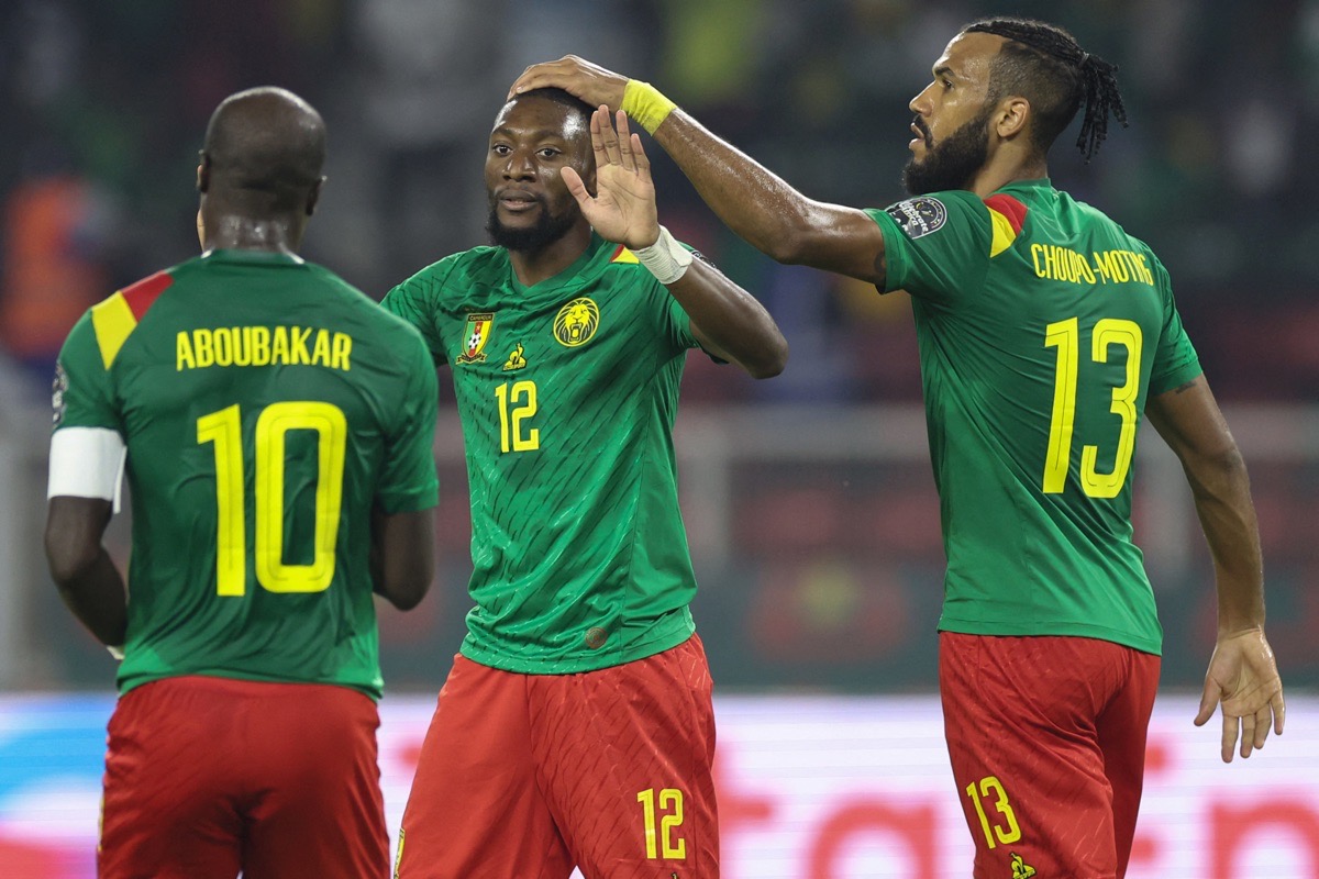 Kameruns Stürmer Karl Toko Ekambi (C) feiert mit Kameruns Stürmer Vincent Aboubakar (L) und Kameruns Stürmer Eric Choupo Moting (R) nach dem ersten Tor seiner Mannschaft während des Achtelfinalspiels des Afrikanischen Nationen-Pokals (CAN) 2021 zwischen Kamerun und den Komoren im Stade d'Olembe in Yaounde am 24. Januar 2022. (Foto: Kenzo Tribouillard / AFP)