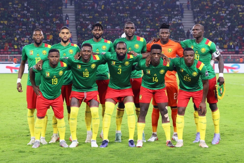 (Oben L-R) Kameruns Stürmer Karl Toko Ekambi, Verteidiger Jean-Charles Castelletto, Mittelfeldspieler Andre-Frank Zambo Anguissa, Stürmer Moumi Ngamaleu, Torwart Andre Onana, Stürmer Vincent Aboubakar, (unten L-R) Verteidiger Collins Fai, Mittelfeldspieler Martin Hongla, Stürmer Moumi Ngamaleu, Mittelfeldspieler Samuel Oum Gouet und Verteidiger Nouhou Tolo posieren vor dem Halbfinalspiel des Afrikanischen Nationen-Pokals (CAN) 2021 zwischen Kamerun und Ägypten im Stade d'Olembe in Yaounde am 3. Februar 2022. (Foto: Kenzo Tribouillard / AFP)