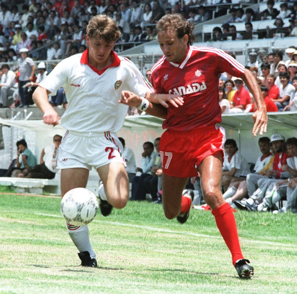 Der ungarische Verteidiger Sandor Sallai (L) kämpft mit dem Kanadier David Norman um den Ball während des Vorrundenspiels der Fußballweltmeisterschaft zwischen Ungarn und Kanada am 06. Juni 1986 in Irapuato. Ungarn schlägt Kanada mit 2:0. AFP PHOTO/GEORGES GOBET (Foto von GEORGES GOBET / AFP)