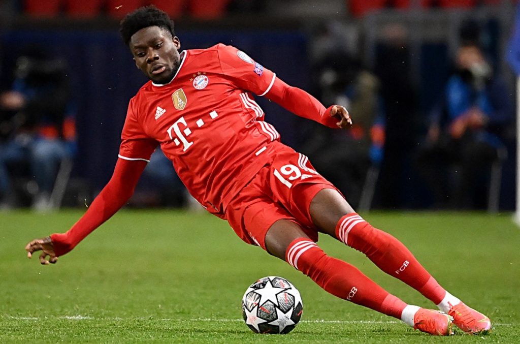 Bayern Münchens kanadischer Verteidiger Alphonso Davies während des Viertelfinal-Rückspiels der UEFA Champions League zwischen Paris Saint-Germain (PSG) und dem FC Bayern München im Stadion Parc des Princes in Paris, am 13. April 2021. (Foto: FRANCK FIFE / AFP)