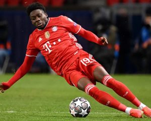 Bayern Münchens kanadischer Verteidiger Alphonso Davies während des Viertelfinal-Rückspiels der UEFA Champions League zwischen Paris Saint-Germain (PSG) und dem FC Bayern München im Stadion Parc des Princes in Paris, am 13. April 2021. (Foto: FRANCK FIFE / AFP)