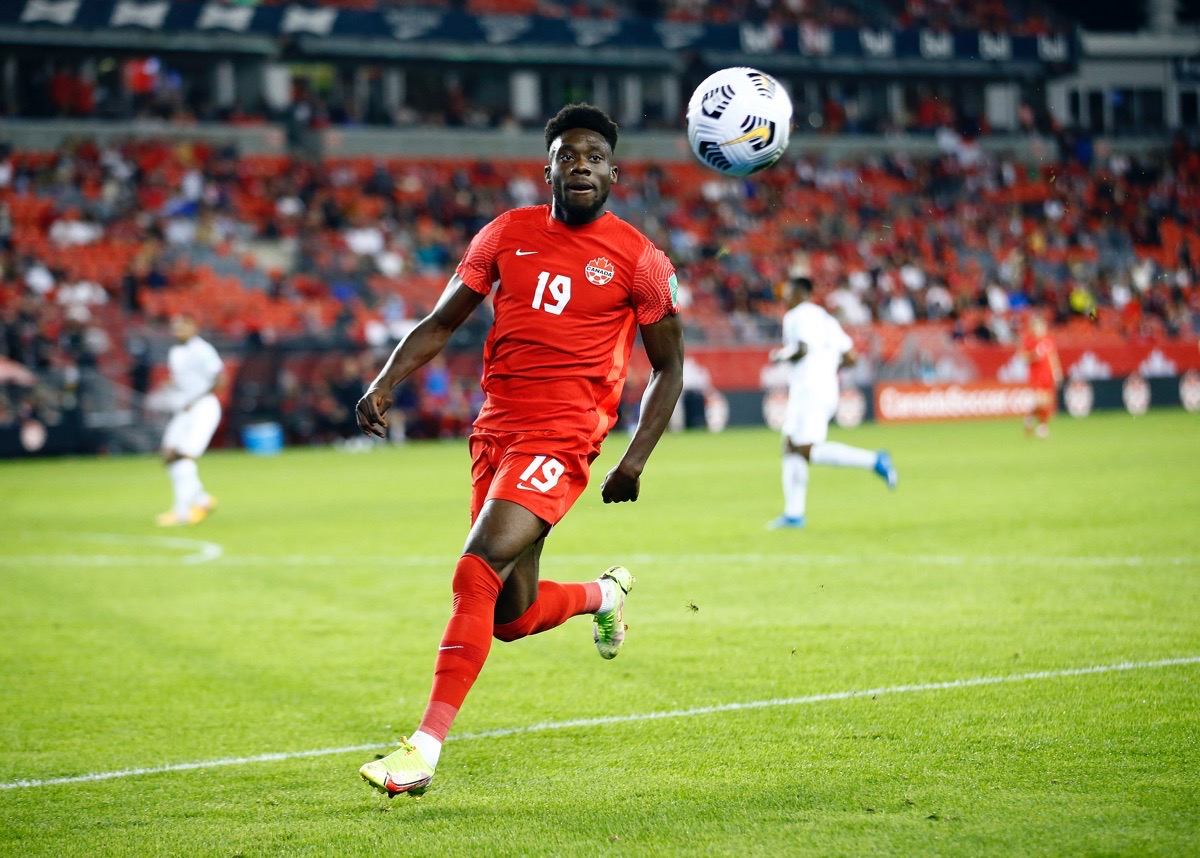 Der FC Bayern Spieler Alphonso Davies (19) von Kanada während des WM-2022-Qualifikationsspiels gegen Panama im BMO Field am 13. Oktober 2021 in Toronto, Ontario, Kanada. Vaughn Ridley/Getty Images/AFP