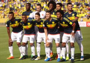 Spieler von Kolumbien posieren für ein Foto vor dem Beginn des Qualifikationsspiels zur FIFA Fussball-Weltmeisterschaft 2018 gegen Ecuador in Quito am 28. März 2017. / AFP FOTO / Juan Cevallos