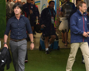 Bundestrainer Joachim Löw und US coach Jürgen Klinsmann (R) beim Spiel der WM Vorrunde n der Pernambuco Arena in Recife am 6.Juni 2014. AFP PHOTO / NELSON ALMEIDA