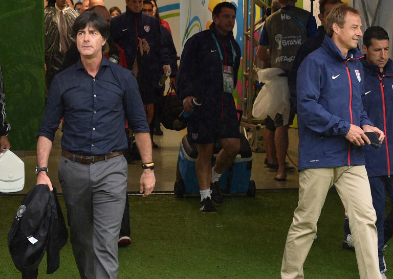 Bundestrainer Joachim Löw und US coach Jürgen Klinsmann (R) beim Spiel der WM Vorrunde n der Pernambuco Arena in Recife am 6.Juni 2014. AFP PHOTO / NELSON ALMEIDA