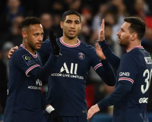 Der brasilianische Stürmer Neymar (L) von Paris Saint-Germain feiert mit dem argentinischen Stürmer Lionel Messi (R) und dem marokkanischen Verteidiger Achraf Hakimi (C) von Paris Saint-Germain nach einem Tor im französischen Fußballspiel der L1 zwischen Paris Saint-Germain (PSG) und dem FC Lorient im Stadion Parc des Princes in Paris am 3. April 2022. (Foto: FRANCK FIFE / AFP)