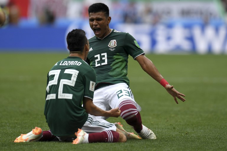 Mexikos Stürmer Hirving Lozano (L) feiert mit seinem Teamkollegen Jesus Gallardo nach einem Tor während des Fußballspiels der Gruppe F der Fußball-Weltmeisterschaft Russland 2018 zwischen Deutschland und Mexiko im Luzhniki-Stadion in Moskau am 17. Juni 2018. / AFP PHOTO / Patrik STOLLARZ / RESTRICTED TO EDITORIAL USE - NO MOBILE PUSH ALERTS/DOWNLOADS