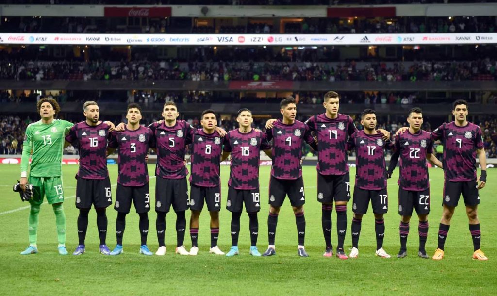 Die mexikanischen Spieler (v.l.n.r.) Guillermo Ochoa, Hector Herrera, Jorge Sanchez, Johan Vasquez, Alberto Rodriguez, Gerardo Arteaga, Omar Alvarez, Cesar Montes, Jesus Corona, Hirving Lozano und Raul Jimenez hören die Nationalhymne vor dem Qualifikationsspiel zur FIFA Fussball-Weltmeisterschaft Concacaf gegen die USA im Azteca-Stadion in Mexiko-Stadt am 24. März 2022. (Foto: ALFREDO ESTRELLA / AFP)