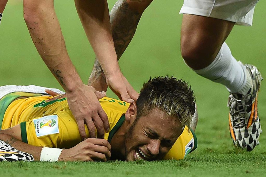 Neymar verletzt sich bei der WM 2014 im Viertelfinale - ohne ihn geht es weiter. Seine neue Chance 2022 endlich Fußball-Weltmeister zu werden (Foto AFP)