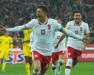 Der polnische Stürmer Robert Lewandowski jubelt, nachdem er vom Elfmeterpunkt aus den Führungstreffer für sein Team erzielt hat. Das Spiel Polen gegen Schweden findet am 29. März 2022 im Slaski-Stadion in Chorzow, Polen, statt. (Foto: JANEK SKARZYNSKI / AFP)