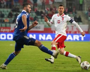 Polens Stürmer Robert Lewandowski (R) und Bosnien-Herzegowinas Verteidiger Sead Kolasinac kämpfen um den Ball während des UEFA-Nations-League-Fußballspiels Polen gegen Bosnien-Herzegowina in Breslau, Polen, am 14. Oktober 2020. (Foto: JANEK SKARZYNSKI / AFP)