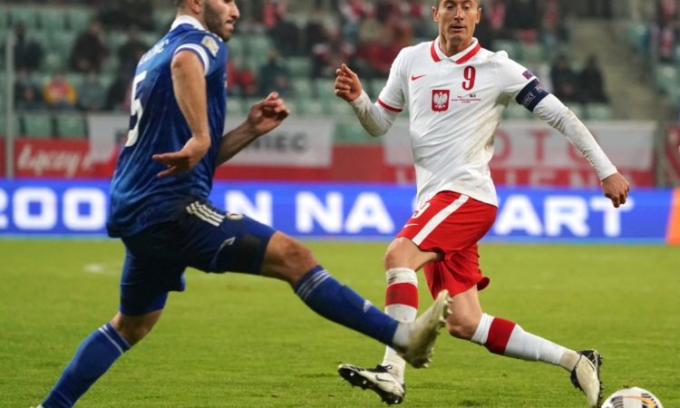 Polens Stürmer Robert Lewandowski (R) und Bosnien-Herzegowinas Verteidiger Sead Kolasinac kämpfen um den Ball während des UEFA-Nations-League-Fußballspiels Polen gegen Bosnien-Herzegowina in Breslau, Polen, am 14. Oktober 2020. (Foto: JANEK SKARZYNSKI / AFP)