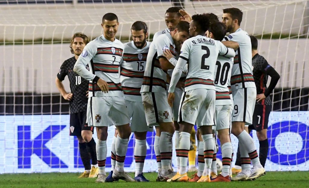 Portugals Spieler feiern nach dem dritten Tor ihrer Mannschaft während des Fußballspiels der UEFA Nations League A Gruppe 3 zwischen Kroatien und Portugal im Poljud-Stadion in Split, am 17. November 2020. (Foto: Denis LOVROVIC / AFP)