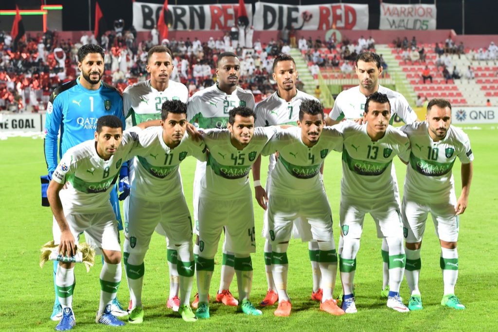 Die erste Elf von Al-Ahli aus Saudi-Arabien stellt sich vor dem Fußballspiel der AFC Champions League Gruppe C zwischen Al-Ahli aus den Vereinigten Arabischen Emiraten und Al-Ahli aus Saudi-Arabien im Rashid-Stadion in Dubai am 29. Mai 2017 für ein Mannschaftsfoto auf. / AFP PHOTO / GIUSEPPE CACACE