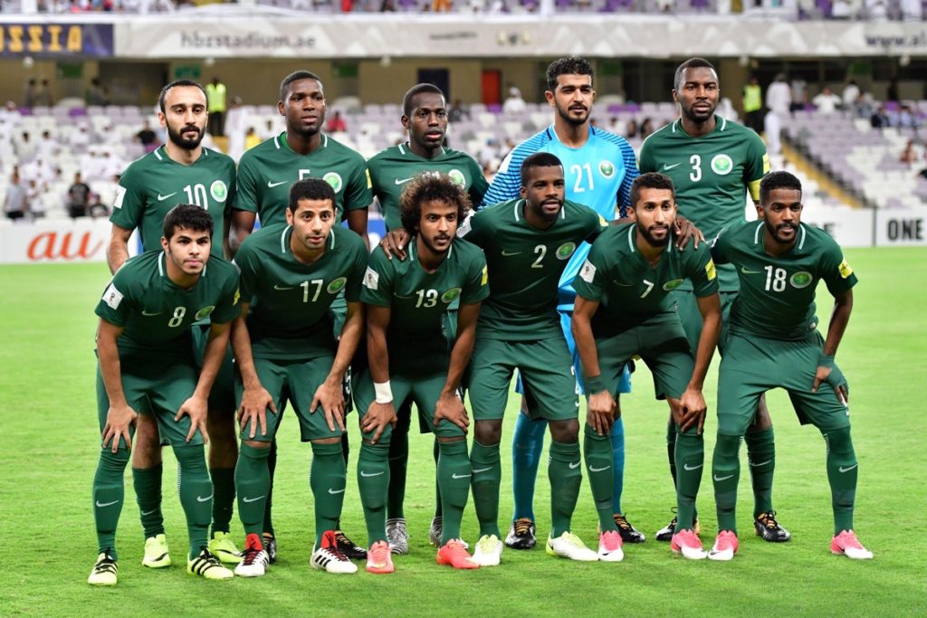 Die saudische Startelf posiert für ein Foto vor dem Qualifikationsspiel für die FIFA Fussball-Weltmeisterschaft 2018 zwischen den VAE und Saudi-Arabien im Hazza Bin Zayed-Stadion in Al-Ain am 29. August 2017. / AFP PHOTO / GIUSEPPE CACACE