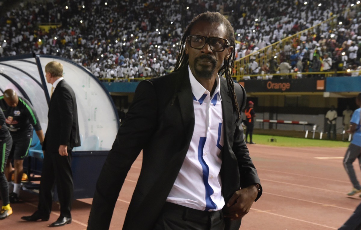 Senegals Trainer Aliou Cisse während des WM 2018 Play-off Spiels zwischen Senegal und Südafrika im Leopold Sedar Senghor Stadion in Dakar am 14. November 2017. / AFP PHOTO / SEYLLOU