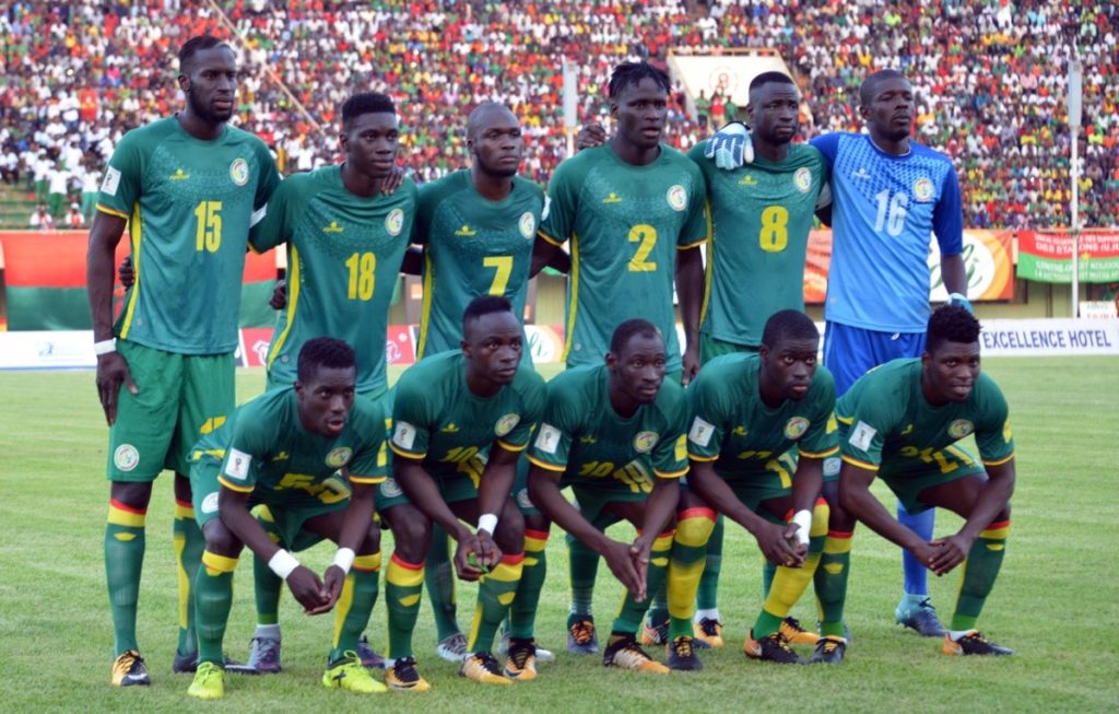 Spieler der senegalesischen Mannschaft posieren am 5. September 2017 im Stade du 26 aout in Ouagadougou während des Qualifikationsspiels zur Fußball-Weltmeisterschaft 2018 in Afrika zwischen Burkina Faso und Senegal. / AFP PHOTO / Ahmed OUOBA