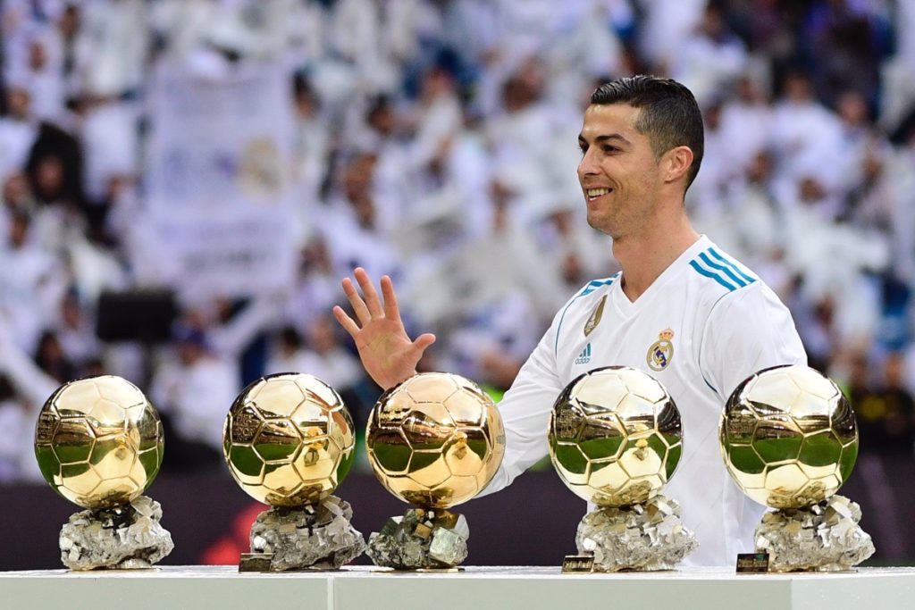 Real Madrids portugiesischer Stürmer Cristiano Ronaldo posiert mit seinen fünf Ballon d'Or-Trophäen am 9. Dezember 2017. Hat er eine Chance Weltmeister 2022 zu werden? / AFP PHOTO / PIERRE-PHILIPPE MARCOU