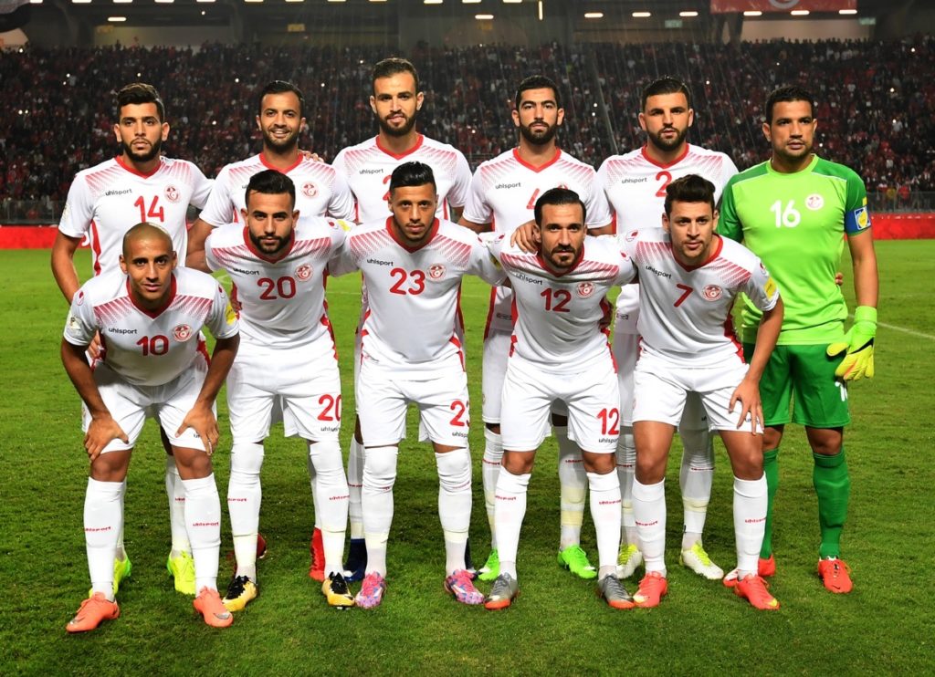 Spieler der tunesischen Fußballnationalmannschaft stellen sich während des Qualifikationsspiels zur Fußballweltmeisterschaft 2018 gegen Libyen am 11. November 2017 im Olympiastadion von Rades in Tunis auf. / AFP PHOTO / FETHI BELAID