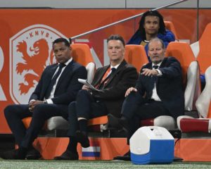 Der niederländische Cheftrainer Louis van Gaal (C) beim Fußball-Freundschaftsspiel zwischen den Niederlanden und Deutschland in der Johan Cruyff ArenA in Amsterdam am 29. März 2022. (Foto: INA FASSBENDER / AFP)