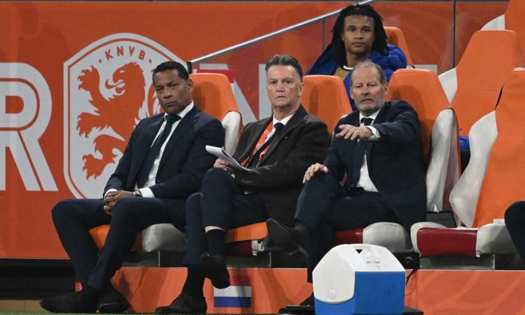 Der niederländische Cheftrainer Louis van Gaal (C) beim Fußball-Freundschaftsspiel zwischen den Niederlanden und Deutschland in der Johan Cruyff ArenA in Amsterdam am 29. März 2022. (Foto: INA FASSBENDER / AFP)