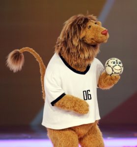 WM-Maskottchen Goleo für die Fußballweltmeisterschaft 2006. AFP PHOTO FRANCK FIFE / AFP PHOTO / FRANCK FIFE