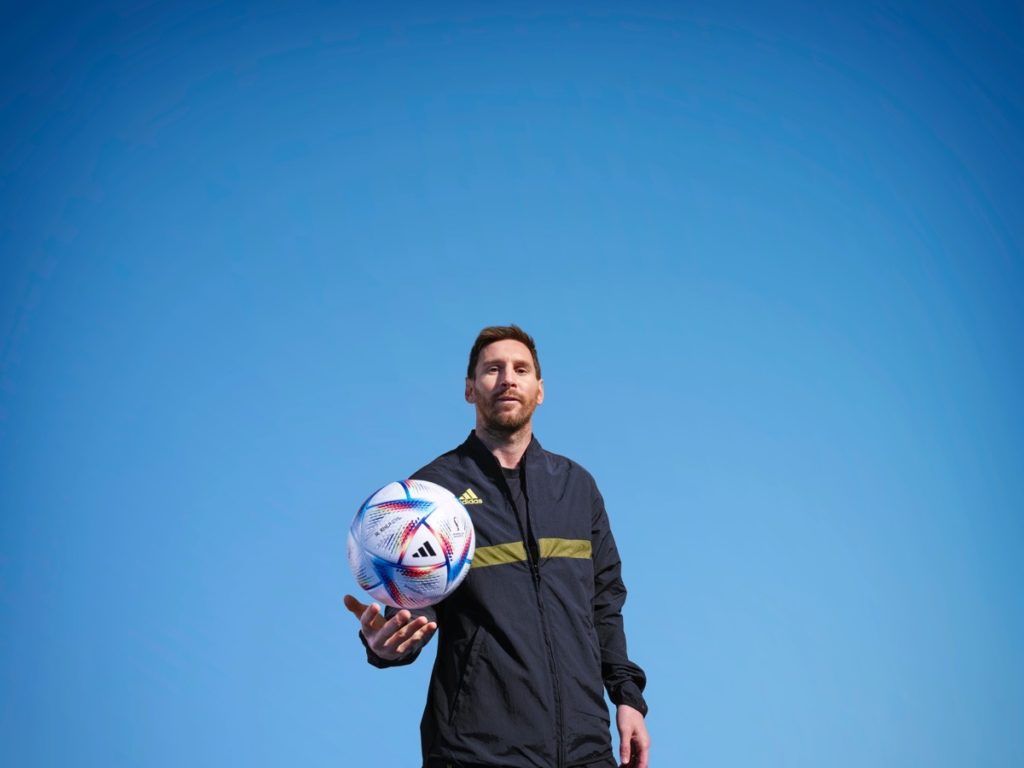 Lionel Messi mit dem offiziellen WM Spielball Al Rihla (Copyright adidas)