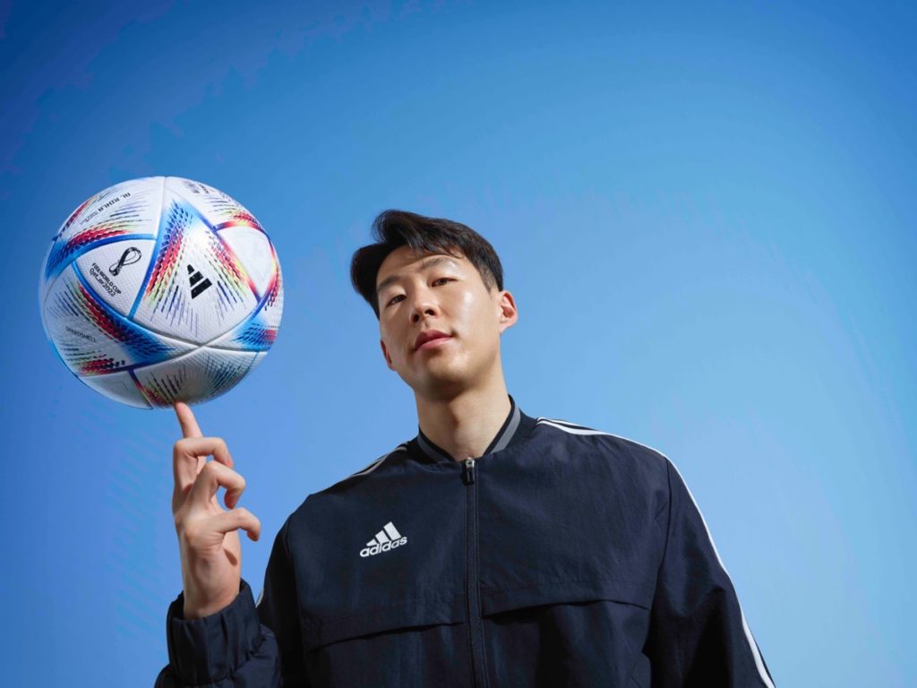 Heung-min Son mit dem offiziellen WM Spielball Al Rihla (Copyright adidas)