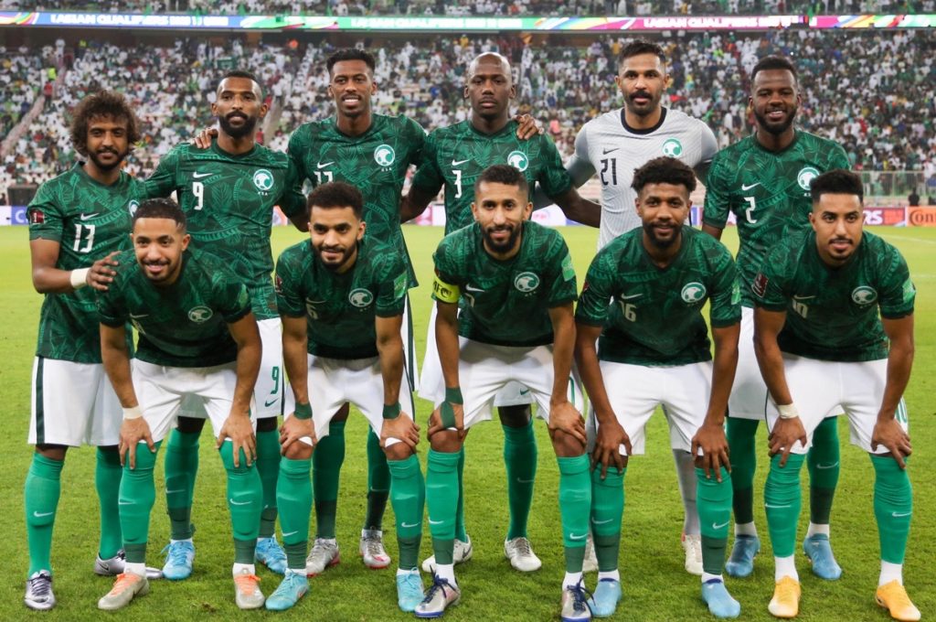 Saudische Spieler stellen sich vor dem Fußballspiel zwischen Saudi-Arabien und Australien bei der Asien-Qualifikation für die Weltmeisterschaft 2022 im King Abdullah Sport City Stadium in der Stadt Dschidda am 29. März 2022 für ein Gruppenfoto auf. (Foto: AFP)