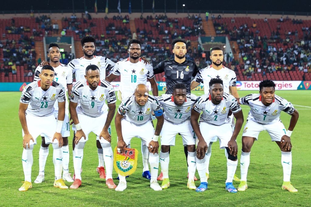 (Oben L-R) Ghanas Verteidiger Abdul Rahman Baba, Mittelfeldspieler Thomas Partey, Verteidiger Daniel Amartey, Torwart Joe Wollacott, Mittelfeldspieler Daniel-Kofi Kyereh, (unten L-R) Verteidiger Alexander Djiku, Stürmer Jordan Ayew, Stürmer Andre Ayew, Stürmer Kamaldeen Sulemana, Verteidiger Andy Yiadom und Stürmer Abdul Fatawu Issahaku posieren vor dem Fußballspiel der Gruppe C des Afrikanischen Nationen-Pokals (CAN) 2021 zwischen Ghana und den Komoren im Stade Roumde Adjia in Garoua am 18. Januar 2022. (Foto: Daniel BELOUMOU OLOMO / AFP)