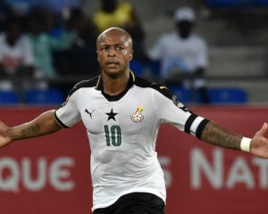 Ghanas Stürmer Andre Ayew jubelt nach dem zweiten Tor seiner Mannschaft während des Viertelfinales des Afrikanischen Nationen-Pokals 2017 zwischen der DR Kongo und Ghana in Oyem am 29. Januar 2017. / AFP PHOTO / ISSOUF SANOGO