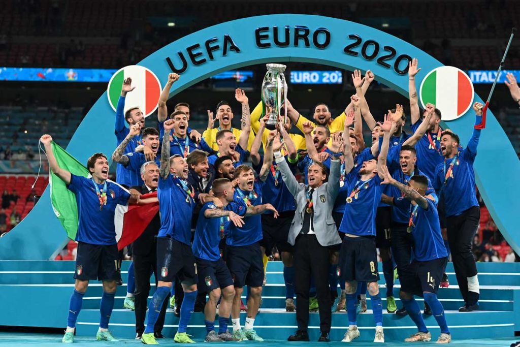Italiens Giorgio Chiellini mit der EM-Trophäe nach dem Sieg Italiens im Endspiel der UEFA EURO 2020 zwischen Italien und England im Wembley-Stadion in London am 11. Juli 2021. (Foto: Michael Regan / POOL / AFP)