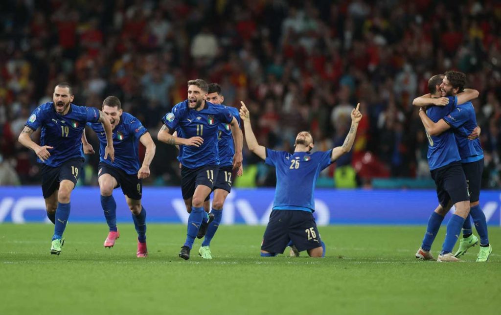 Italiens Spieler feiern nach dem Sieg im Halbfinalspiel der UEFA EURO 2020 zwischen Italien und Spanien im Wembley-Stadion in London am 6. Juli 2021. (Foto: CARL RECINE / POOL / AFP)