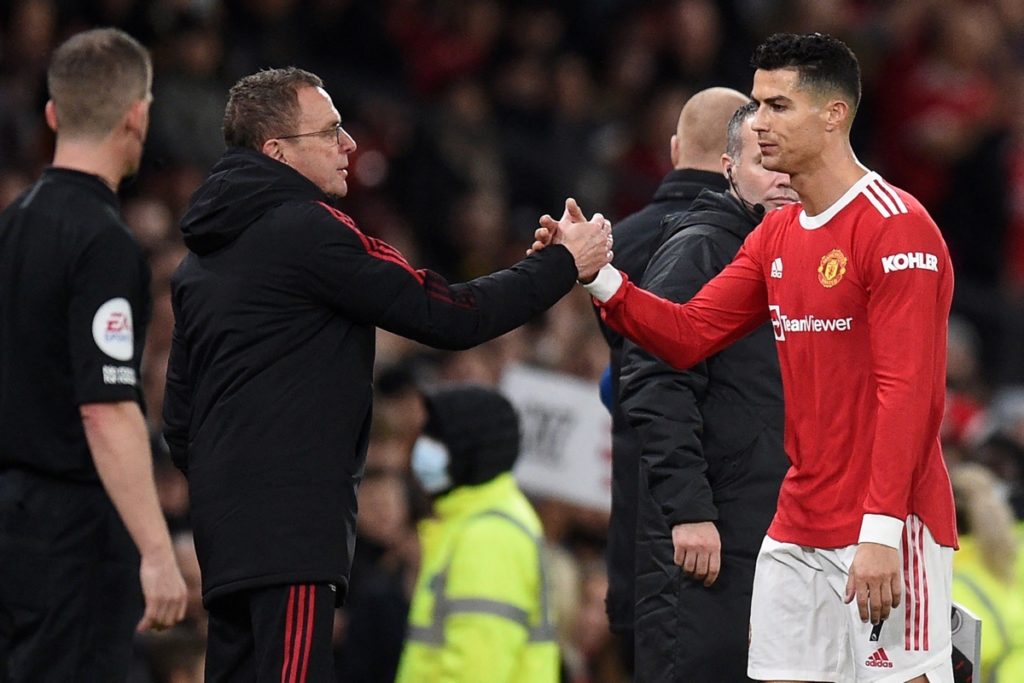 Manchester Uniteds portugiesischer Stürmer Cristiano Ronaldo (R) schüttelt dem deutschen Interims-Cheftrainer Ralf Rangnick die Hand, als er während des englischen Premier-League-Fußballspiels zwischen Manchester United und Burnley im Old Trafford in Manchester, Nordwestengland, am 30. Dezember 2021 ausgewechselt wird. - Manchester United hat das Spiel mit 3:1 gewonnen. (Foto von Oli SCARFF / AFP)