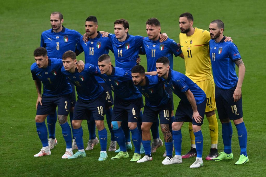 Italiens Spieler posieren für ein Gruppenfoto vor dem Endspiel der UEFA EURO 2020 zwischen Italien und England im Wembley-Stadion in London am 11. Juli 2021. (Foto: FACUNDO ARRIZABALAGA / POOL / AFP)