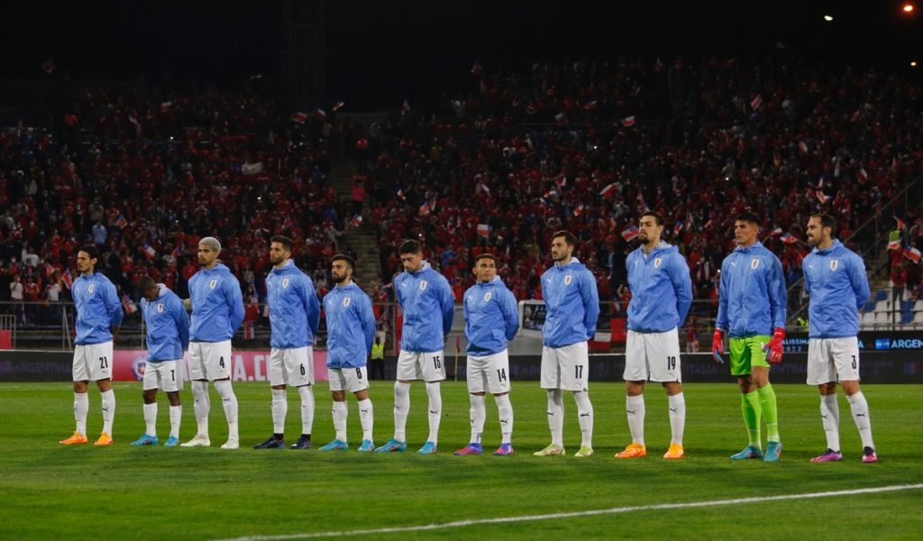 Spieler der uruguayischen Fußballnationalmannschaft vor dem Beginn des südamerikanischen Qualifikationsspiels für die FIFA Fussball-Weltmeisterschaft Katar 2022 zwischen Chile und Uruguay im Stadion San Carlos de Apoquindo in Santiago am 29. März 2022. (Foto von Marcelo HERNANDEZ / POOL / AFP)