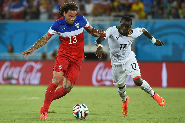 US Mittelfeldspieler Jermaine Jones (L) mit Ghana's Mohammed Rabiu (R) bei der WM 2014 in der Dunas Arena in Natal am 16.Juni 2014. AFP PHOTO / EMMANUEL DUNAND