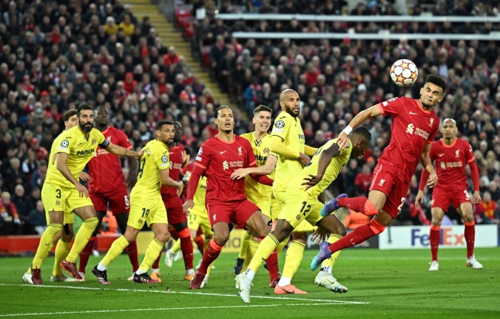 Liverpools Virgil van Dijk (Mitte) während des Halbfinal-Hinspiels der UEFA Champions League zwischen Liverpool und Villarreal im Anfield-Stadion in Liverpool, am 27. April 2022. (Foto: Oli SCARFF / AFP)