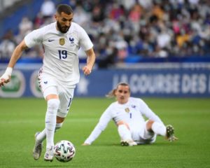 Frankreichs Stürmer Karim Benzema (L) während des Freundschaftsspiels Frankreich gegen Bulgarien im Vorfeld der Euro 2020 im Stade de France in Saint-Denis, am Stadtrand von Paris, am 8. Juni 2021. (Foto: FRANCK FIFE / AFP)